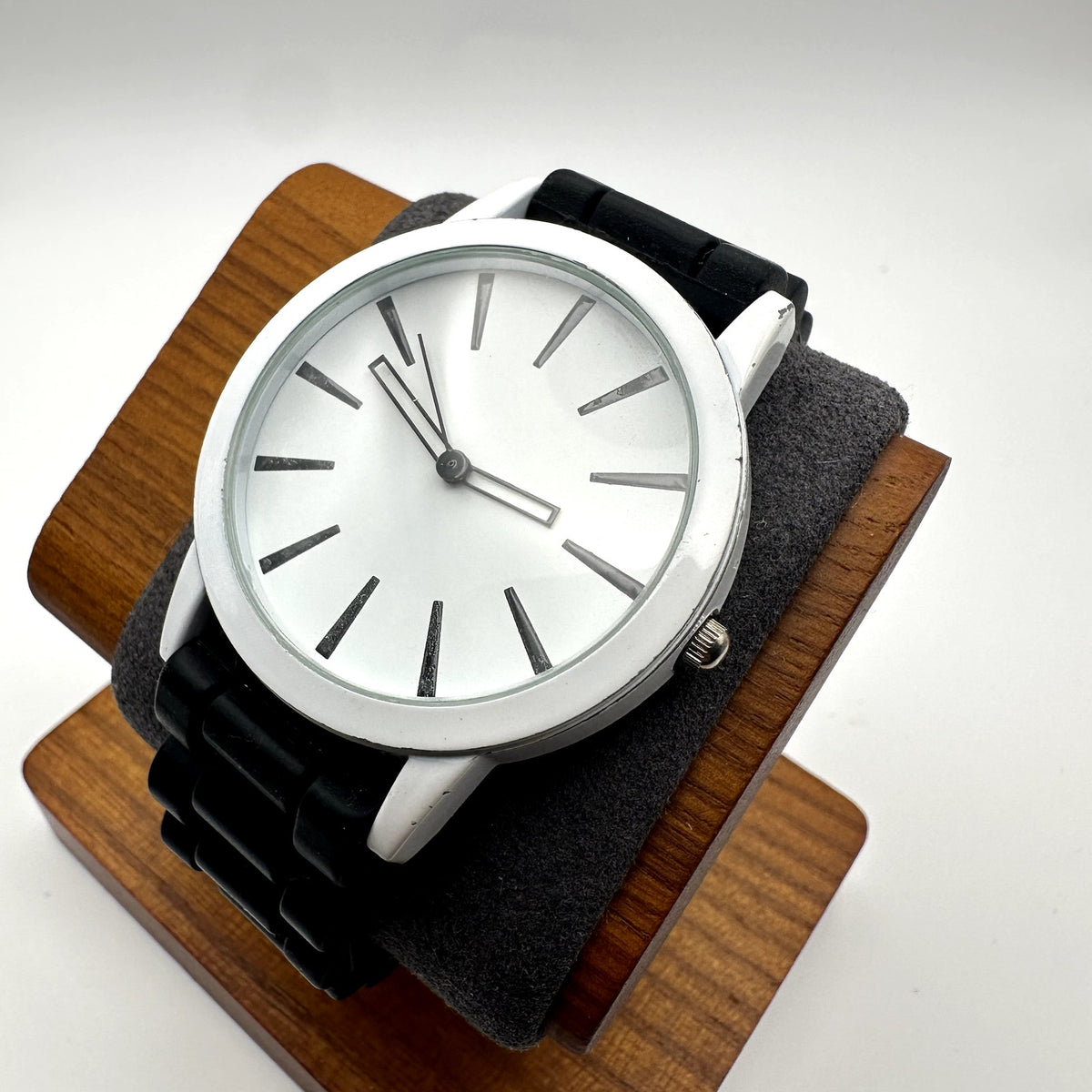 Black & White Minimalist Quartz Watch